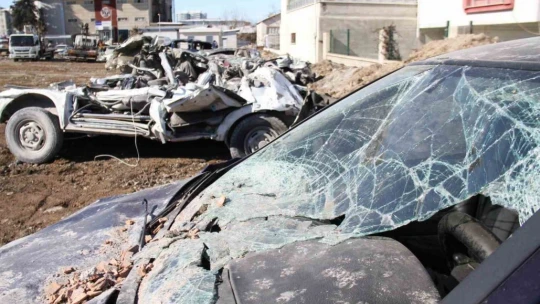 Depremde milyonluk araçlar kağıt gibi ezildi