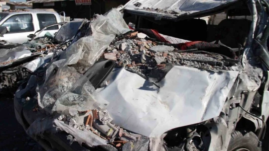 Depremde milyonluk araçlar kağıt gibi ezildi