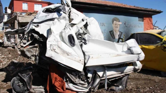 Depremde milyonluk araçlar kağıt gibi ezildi