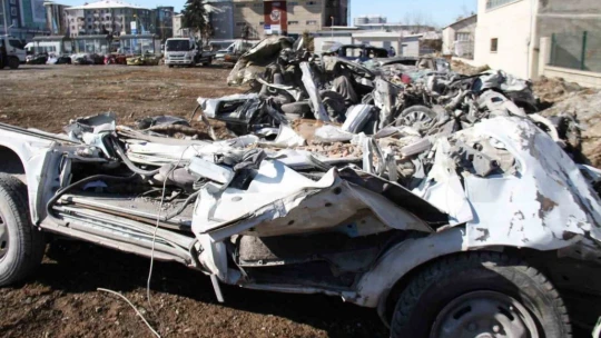 Depremde milyonluk araçlar kağıt gibi ezildi