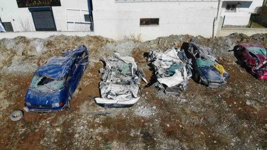 Depremde milyonluk araçlar kağıt gibi ezildi