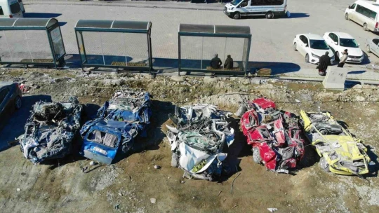 Depremde milyonluk araçlar kağıt gibi ezildi