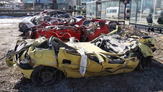 Depremde milyonluk araçlar kağıt gibi ezildi