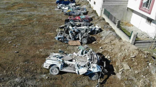 Depremde milyonluk araçlar kağıt gibi ezildi