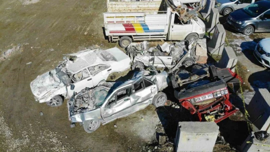 Depremde milyonluk araçlar kağıt gibi ezildi
