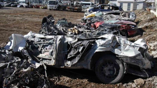 Depremde milyonluk araçlar kağıt gibi ezildi