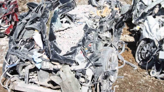 Depremde milyonluk araçlar kağıt gibi ezildi