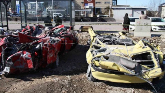 Depremde milyonluk araçlar kağıt gibi ezildi