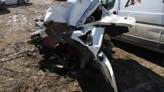 Depremde milyonluk araçlar kağıt gibi ezildi