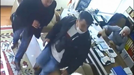 Depremden çay içerek kaçtı