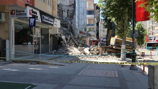 Depremden hasar gören bina yıkılırken yan binada çatlak oluştu, bina tahliye edildi