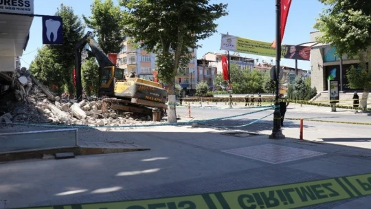 Depremden hasar gören bina yıkılırken yan binada çatlak oluştu, bina tahliye edildi