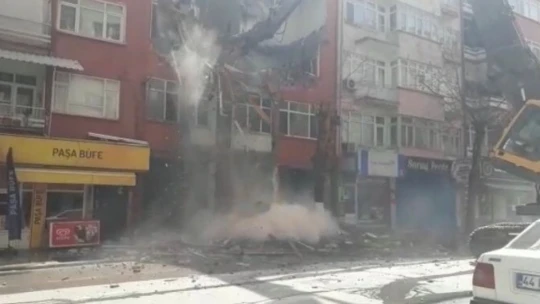 Depreme dayanıksız bina yıkıldı