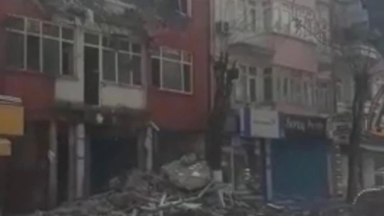 Depreme dayanıksız bina yıkıldı