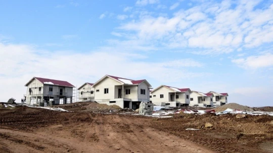 Depremin yıl dönümünde deprem konutları incelendi