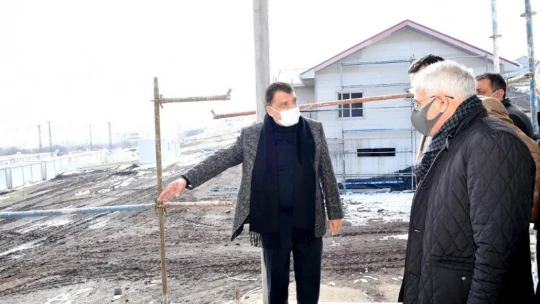 Depremin yıl dönümünde deprem konutları incelendi