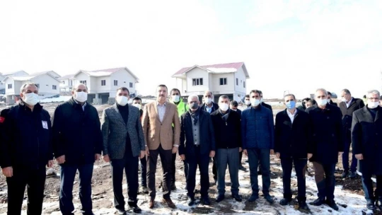 Depremin yıl dönümünde deprem konutları incelendi