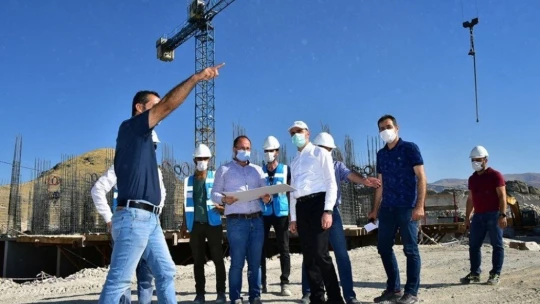 Depremzedeler için yapılan konutların inşaatları yükseliyor