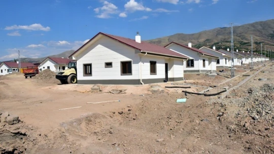 Depremzedeler için yapılan köy konutlarının inşaatı tamamlandı