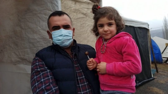 Depremzedeler kış bastırmadan evlerine taşınmak istiyor