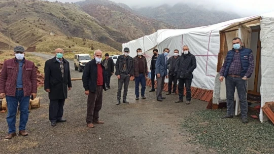 Depremzedeler kış bastırmadan evlerine taşınmak istiyor