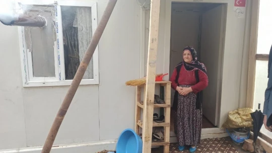 Depremzedeler kış bastırmadan evlerine taşınmak istiyor