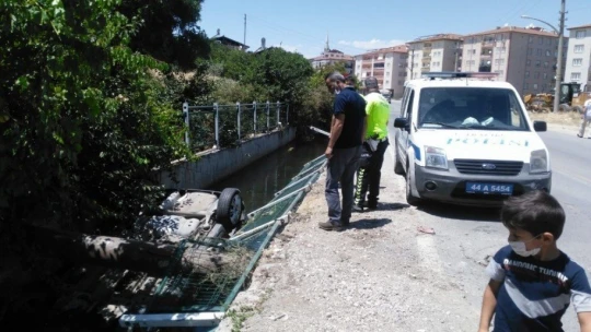 Derme sulama kanalına yine araç uçtu