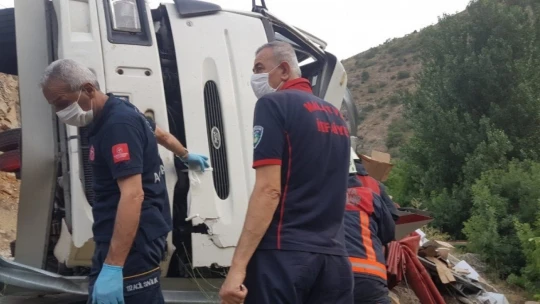 Devrilen kamyonda sıkışan sürücü güçlükle kurtarıldı