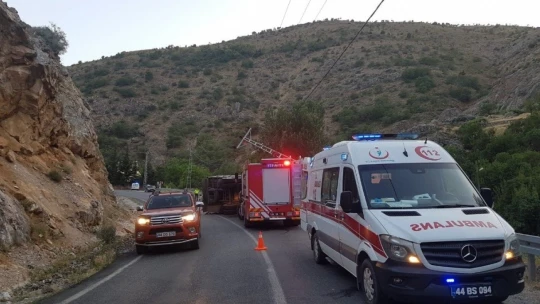 Devrilen kamyonda sıkışan sürücü güçlükle kurtarıldı