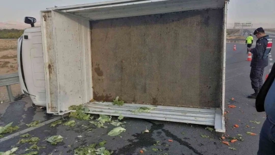 Devrilen kamyonun sürücüsü yaralandı