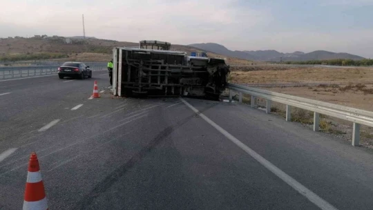 Devrilen kamyonun sürücüsü yaralandı