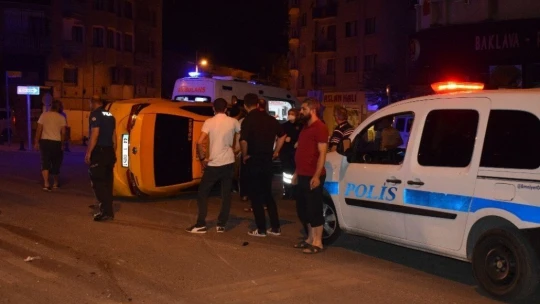 Devrilen otomobilden burnu bile kanamadan çıktı