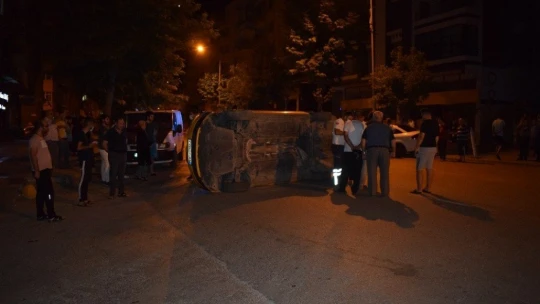 Devrilen otomobilden burnu bile kanamadan çıktı