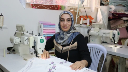 Dikiş nakış yaparak evine ve 3 çocuğuna bakıyor