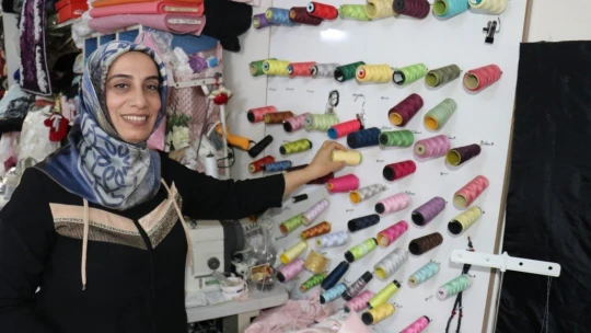 Dikiş nakış yaparak evine ve 3 çocuğuna bakıyor