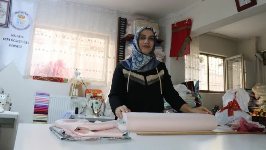 Dikiş nakış yaparak evine ve 3 çocuğuna bakıyor