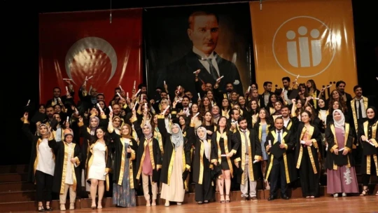 Diş hekimi öğrencilerinin mezuniyet sevinci