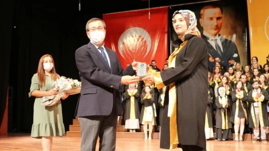 Diş hekimi öğrencilerinin mezuniyet sevinci