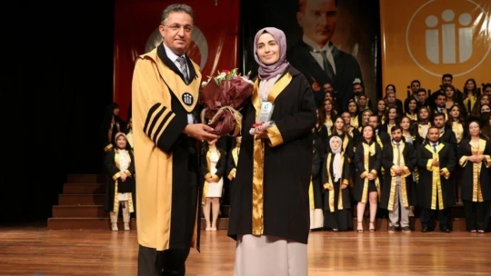 Diş hekimi öğrencilerinin mezuniyet sevinci