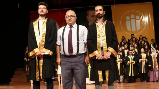 Diş hekimi öğrencilerinin mezuniyet sevinci