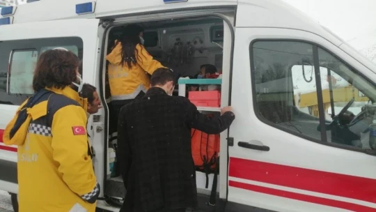 Diyaliz hastası, karlı yol açılarak hastaneye yetiştirildi