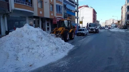 Doğanşehir Belediyesi karla mücadeleye devam ediyor