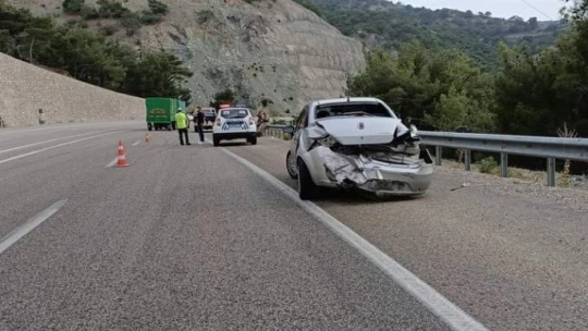 Doğanşehir'de 2 otomobil çarpıştı