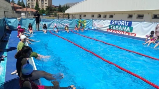 Doğanşehir'de portatif yüzme havuzu keyfi