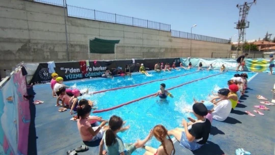 Doğanşehir'de portatif yüzme havuzu keyfi