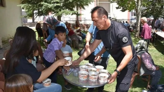 Doğanşehir'de vatandaşlara aşure ikram edildi