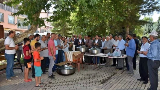 Doğanşehir'de vatandaşlara aşure ikram edildi