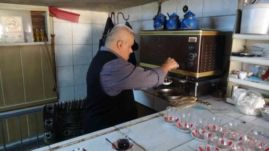 Down sendromlu çaycı, esnafın neşe kaynağı