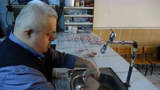 Down sendromlu çaycı, esnafın neşe kaynağı