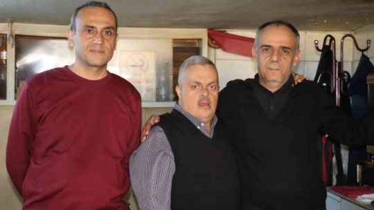 Down sendromlu çaycı, esnafın neşe kaynağı